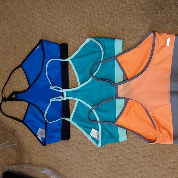 Sports bras - Picture 2 of 4